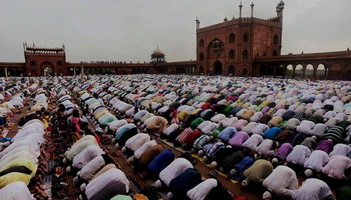a large number of muslims praying